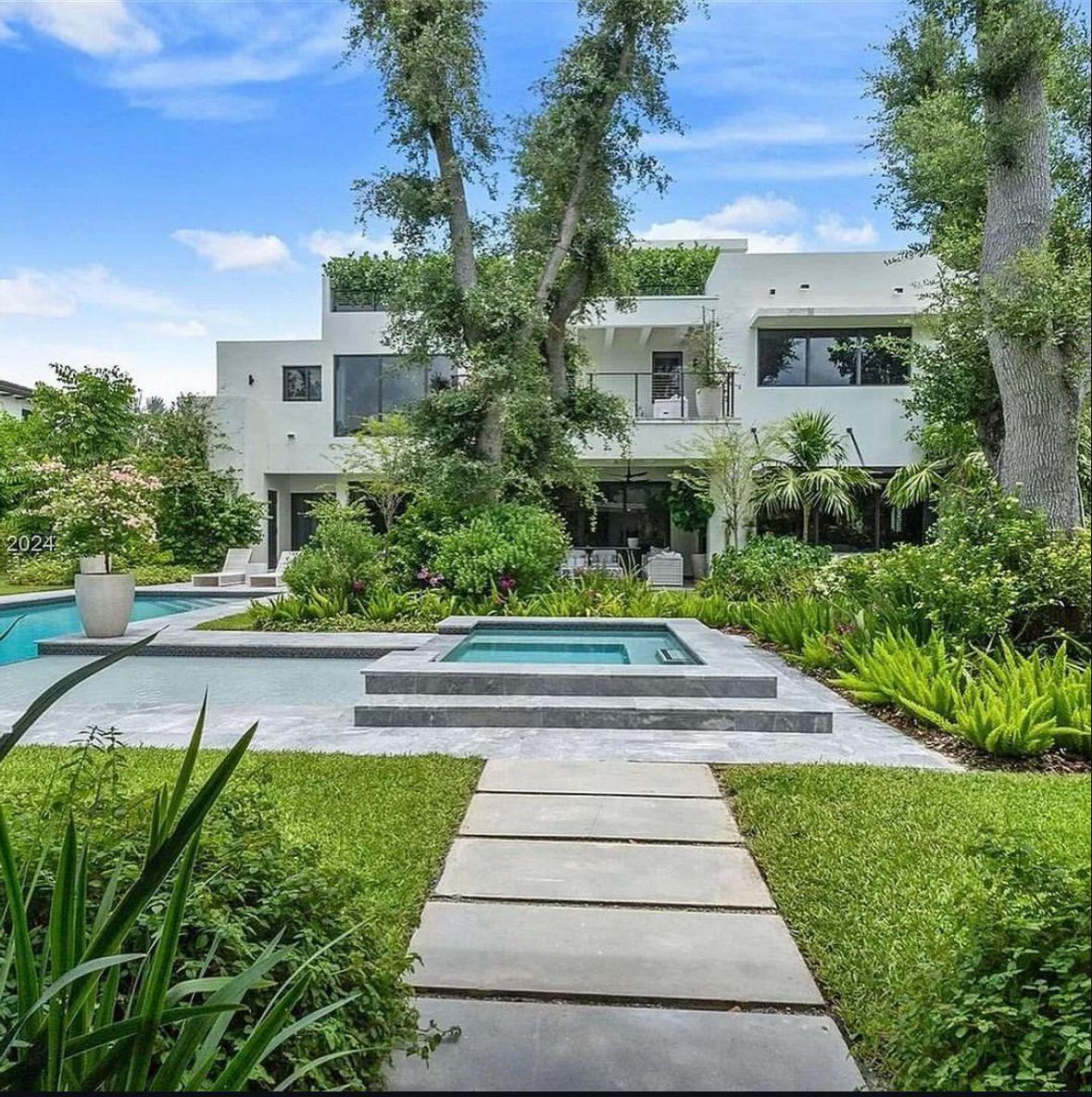 4 Bed Rooms Aparment at Miami Beach