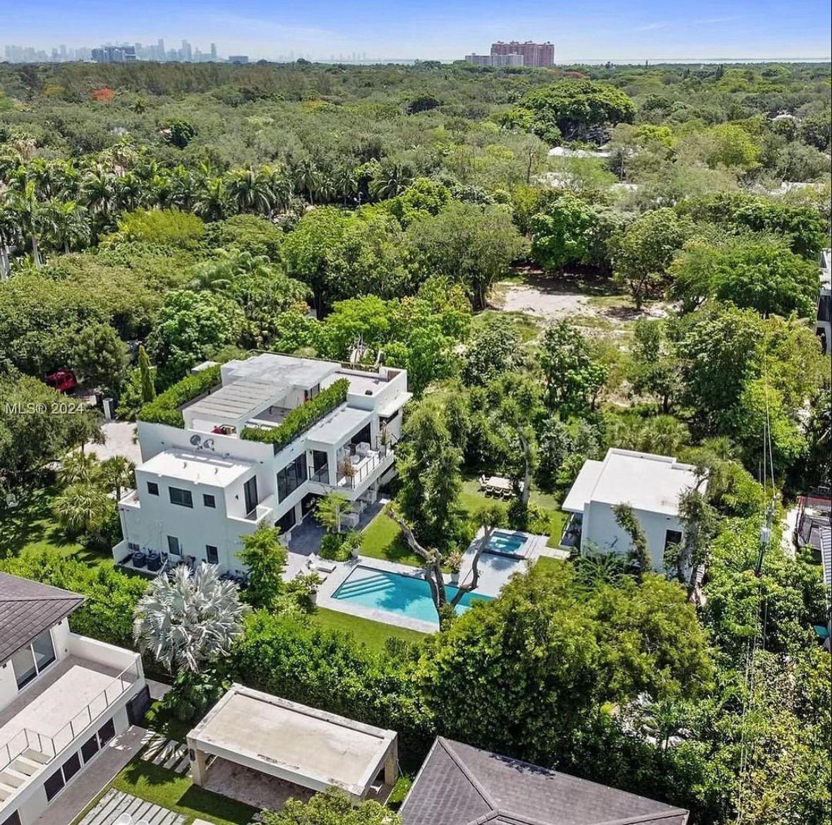 4 Bed Rooms Aparment at Miami Beach